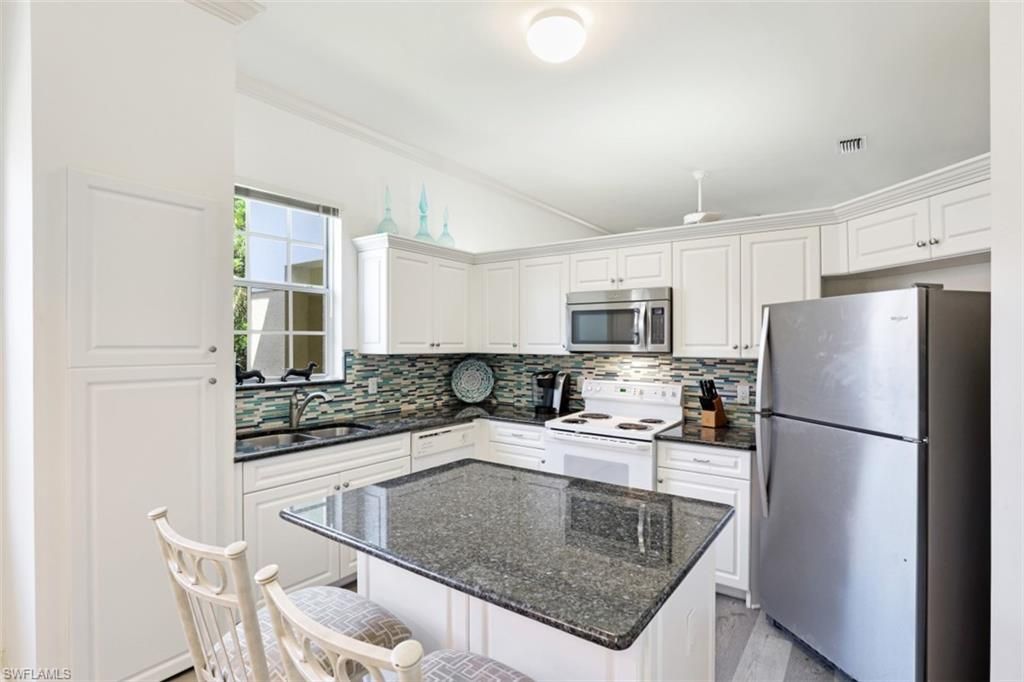 600 L Ambiance Cir, Unit 6, Naples, FL 34108 Photo