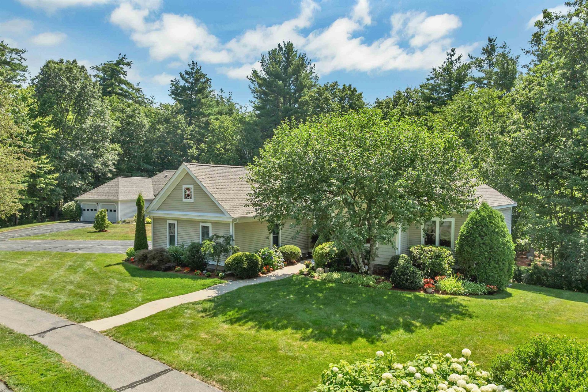8 Sandpiper Lane, Merrimack, NH 03054 Main Photo