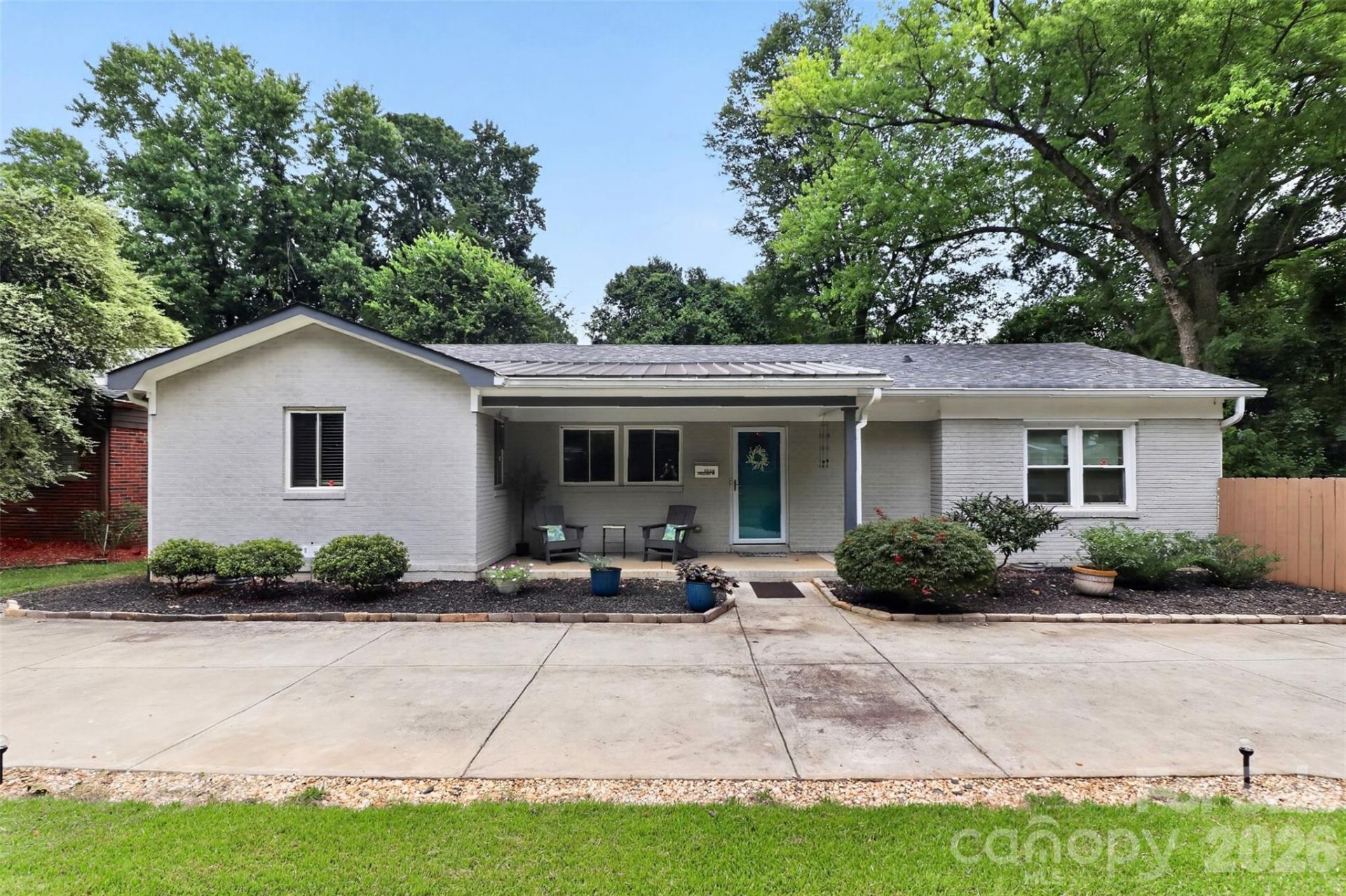 1016 Dresden Drive W, Charlotte, NC 28205 Main Photo