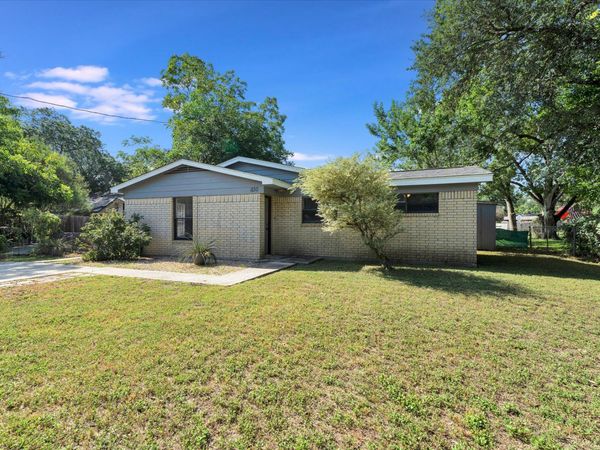 1130 Bois D'Arc St , Lockhart, TX 78644