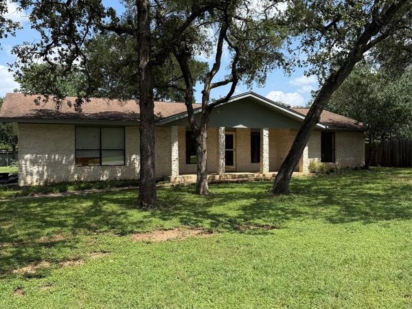 1009 Swallow DR , Manchaca, TX 78652