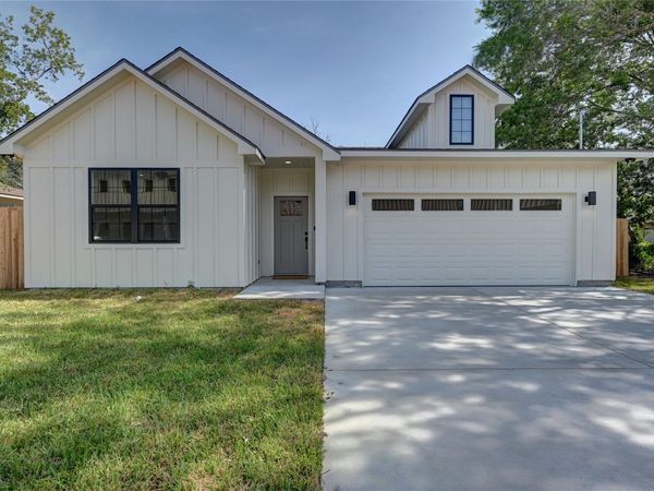 237 E Brenham ST , Giddings, TX 78942