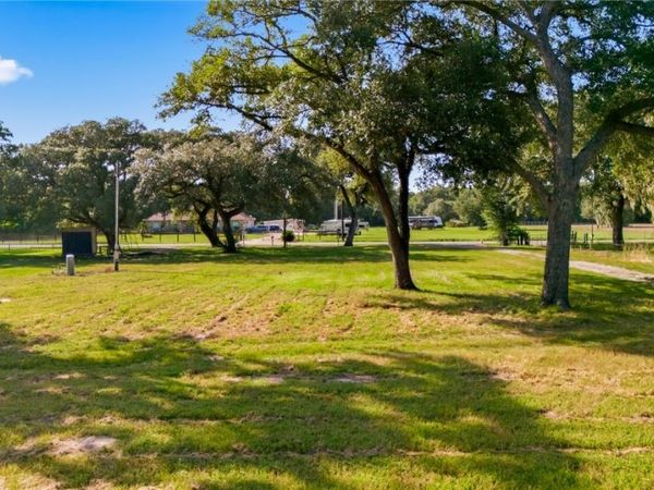 6267 Old Highway Road , Inez, TX 77968