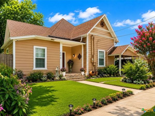 606 Schwab Street , Yoakum, TX 77995
