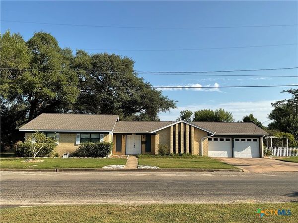 104 Hessler Drive , Hallettsville, TX 77964
