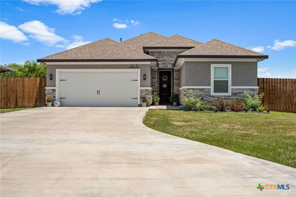 114 E St. Francois, Port Lavaca, TX 77979 Main Photo