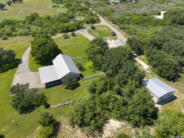 433 MILLS LN, Uvalde, TX 78801