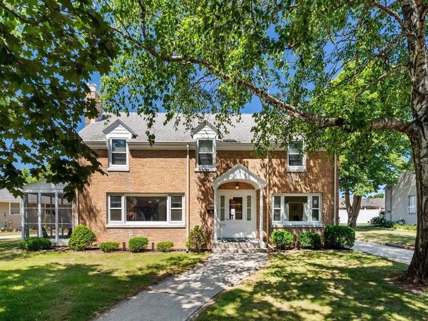 1212 Fairmont LANE, Manitowoc, WI 54220