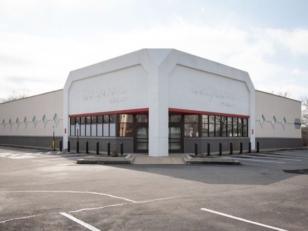 210 E McMurry Blvd , Hartsville, TN 37074