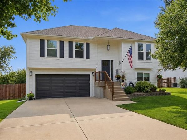 5827 Meadowsweet Lane, Shawnee, KS 66226