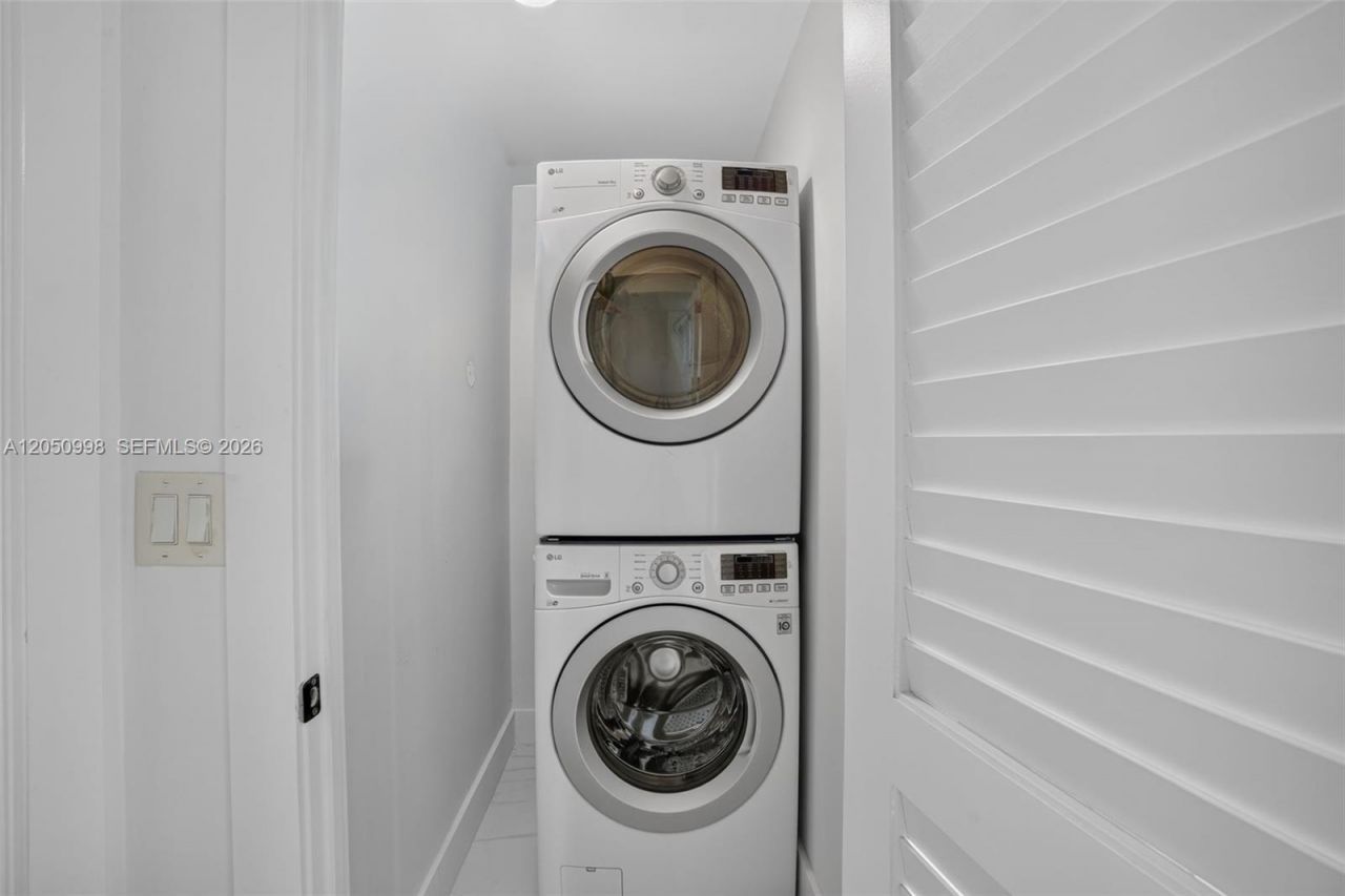 6039 Collins Ave, Unit 1624, Miami Beach, FL 33140 Photo