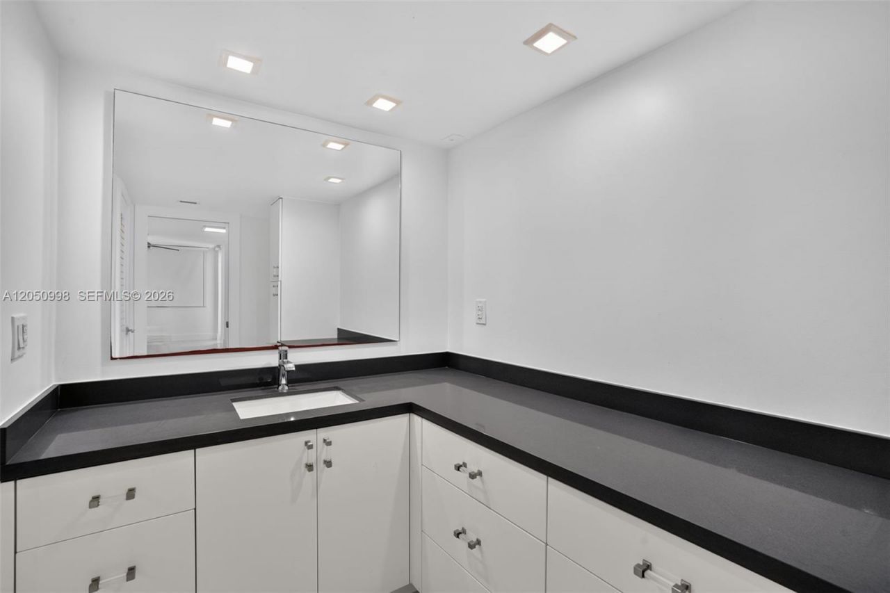 6039 Collins Ave, Unit 1624, Miami Beach, FL 33140 Photo