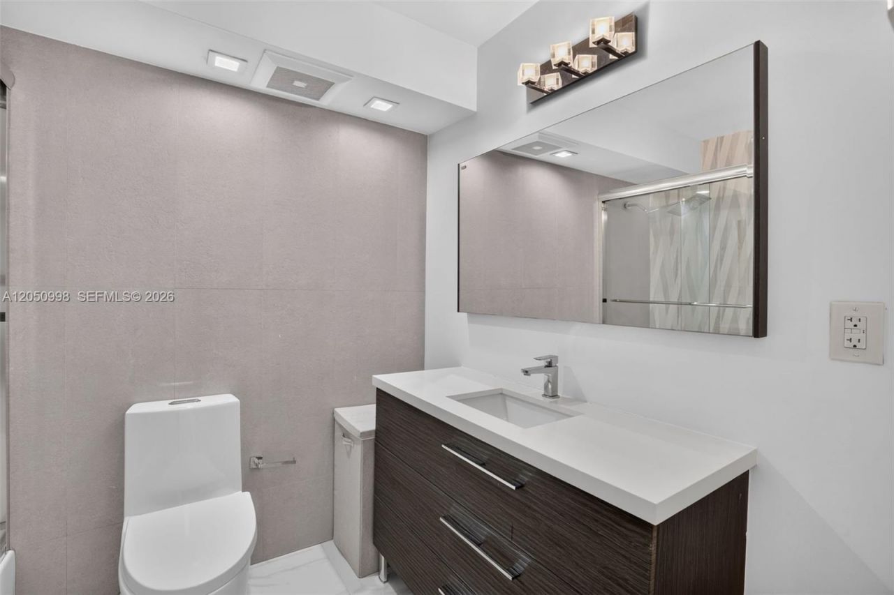 6039 Collins Ave, Unit 1624, Miami Beach, FL 33140 Photo