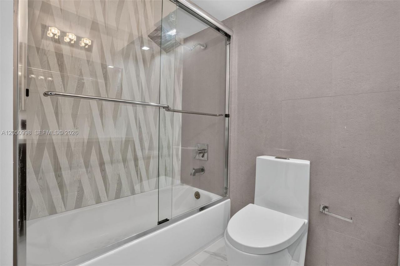 6039 Collins Ave, Unit 1624, Miami Beach, FL 33140 Photo
