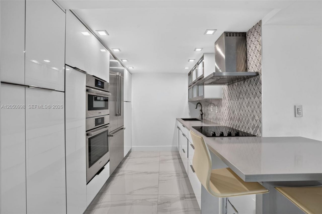 6039 Collins Ave, Unit 1624, Miami Beach, FL 33140 Photo
