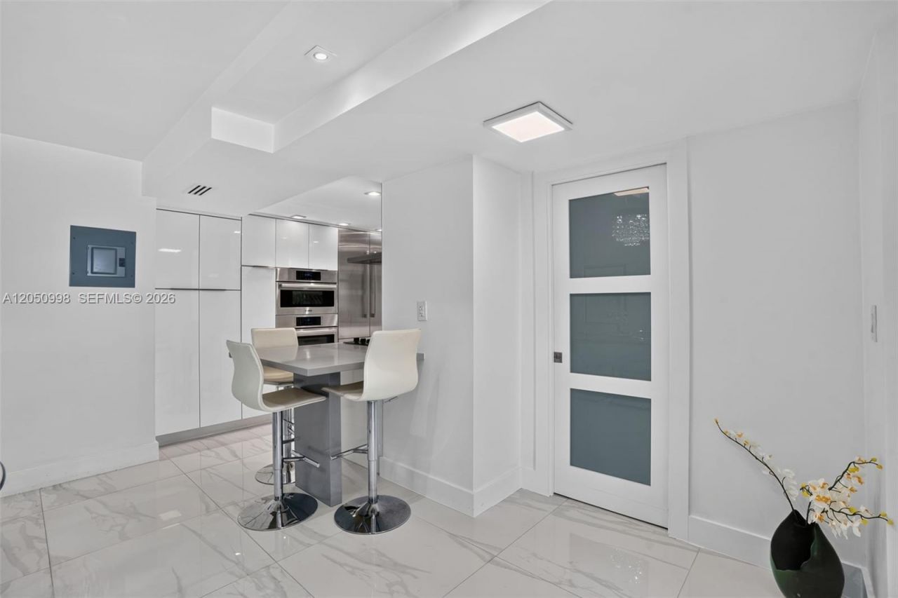 6039 Collins Ave, Unit 1624, Miami Beach, FL 33140 Photo