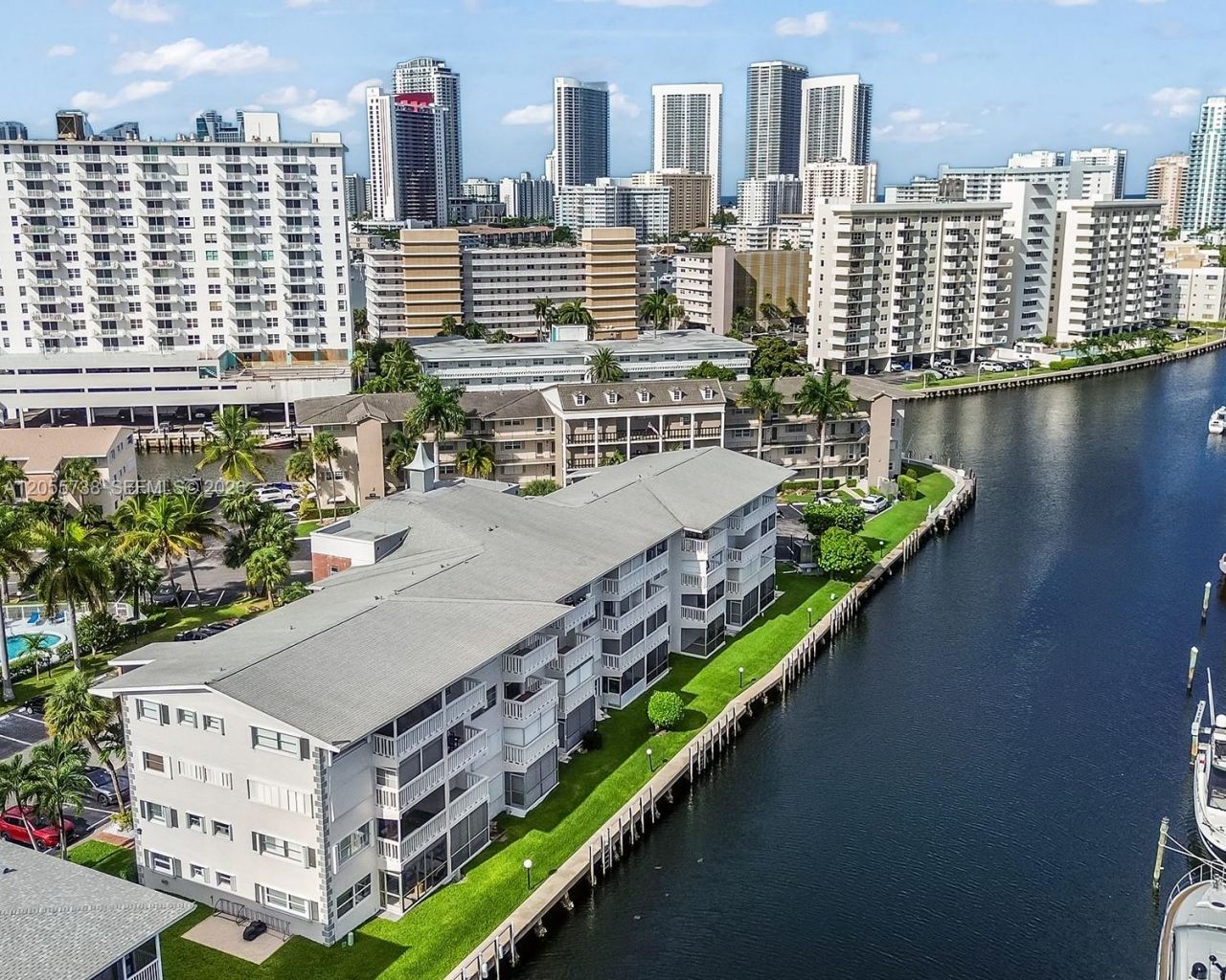 455 Paradise Isle Blvd , Unit 207, Hallandale Beach, FL 33009 Photo