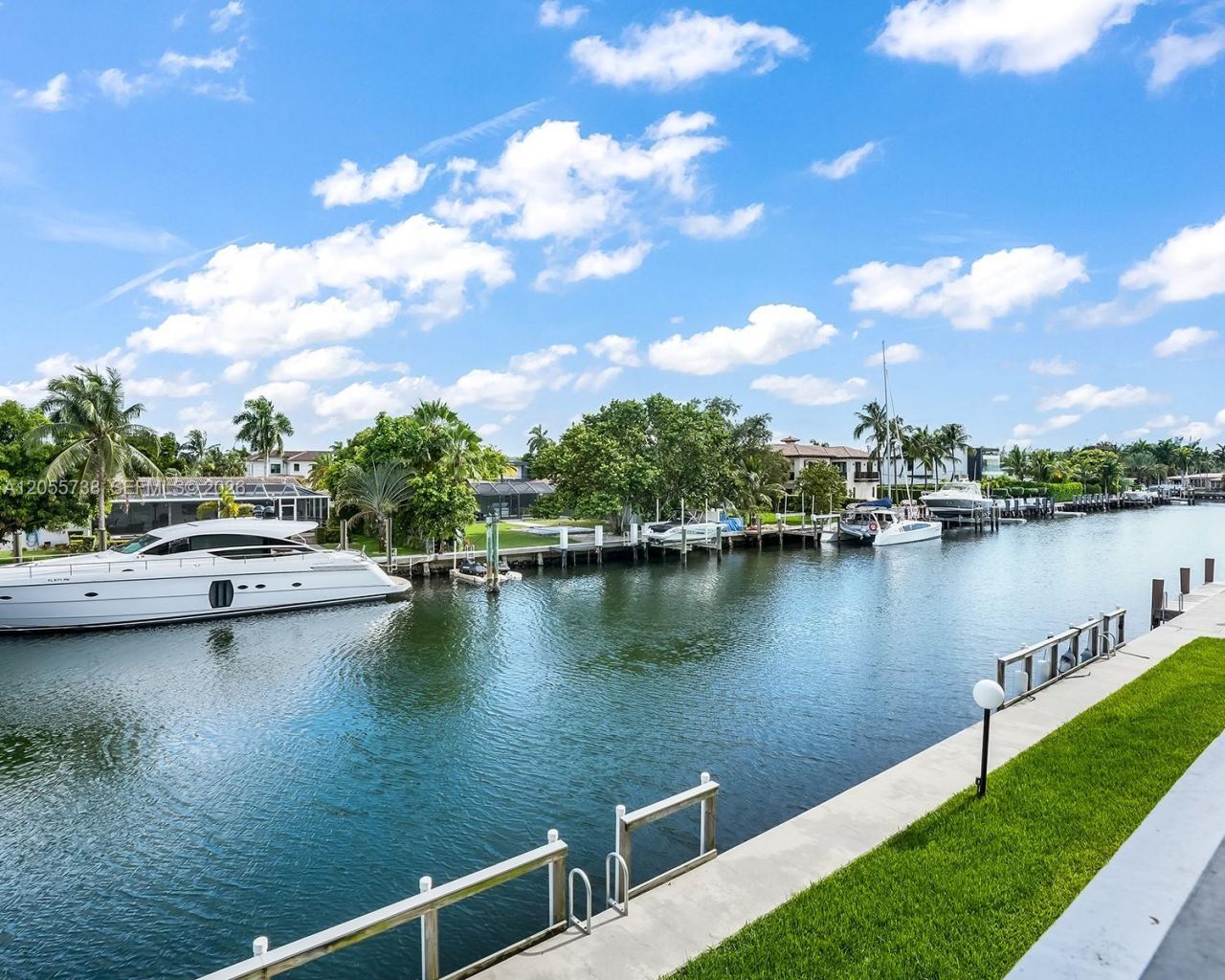 455 Paradise Isle Blvd , Unit 207, Hallandale Beach, FL 33009 Photo
