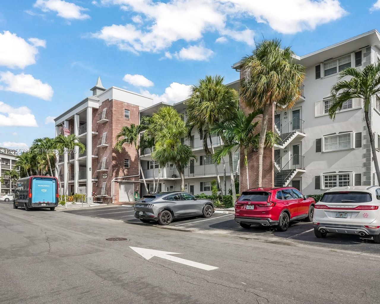 455 Paradise Isle Blvd , Unit 207, Hallandale Beach, FL 33009 Photo