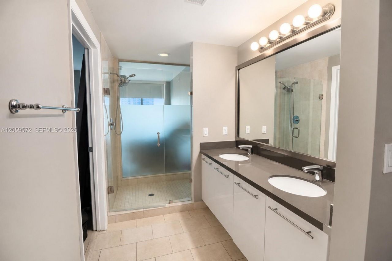 90 SW 3rd St, Unit 3212, Miami, FL 33130 Photo