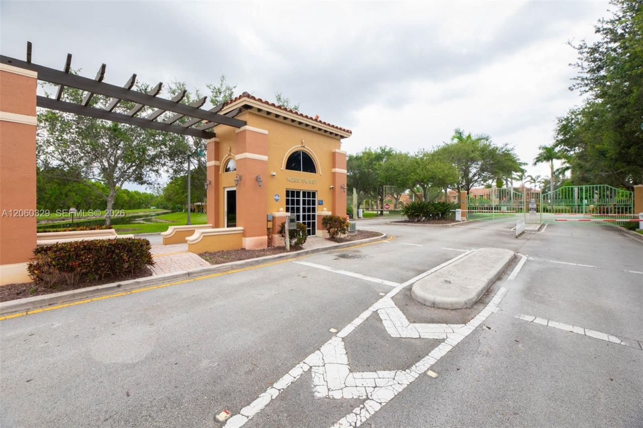 806 SW 143rd Ter, Pembroke Pines, FL 33027 Photo