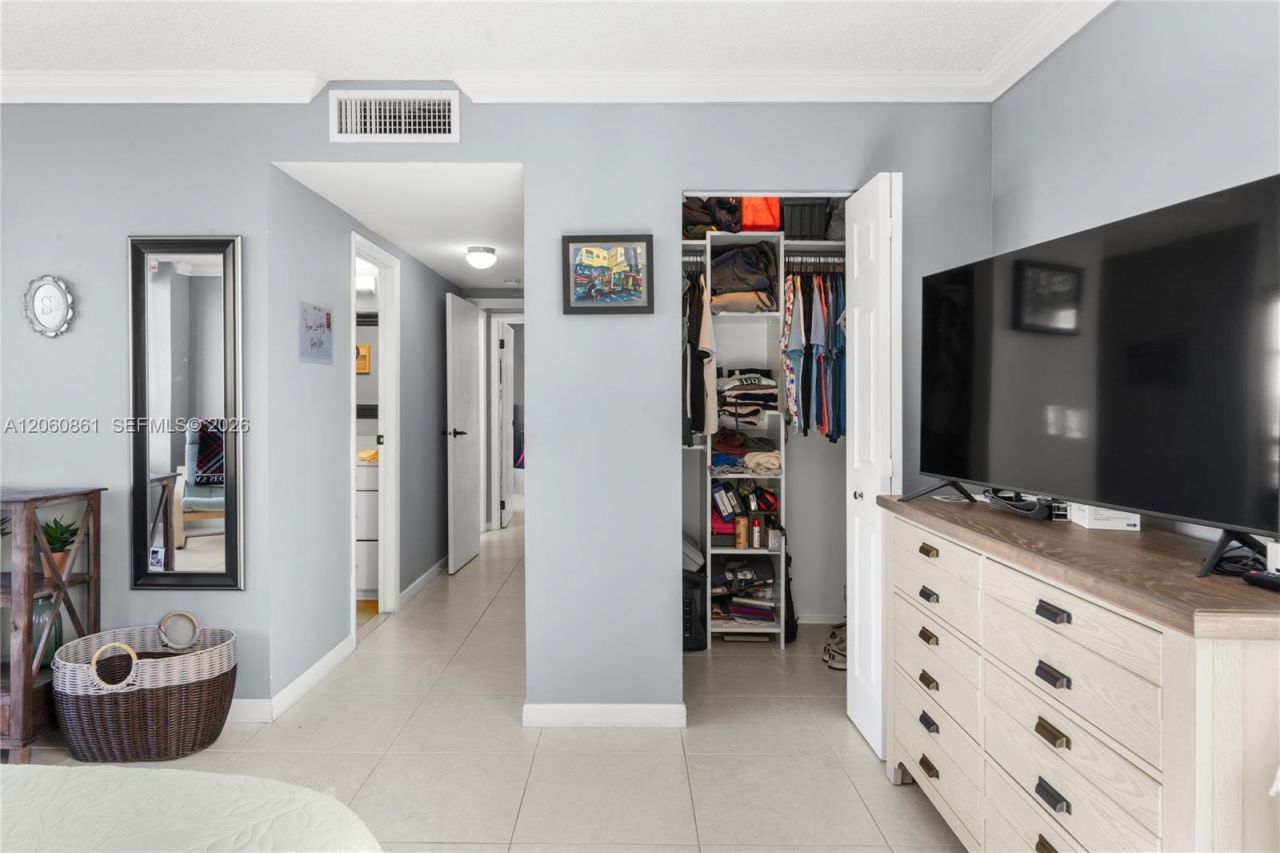 600 Three Islands Blvd, Unit 911, Hallandale Beach, FL 33009 Photo