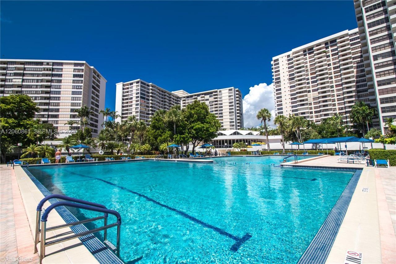 600 Three Islands Blvd, Unit 911, Hallandale Beach, FL 33009 Photo