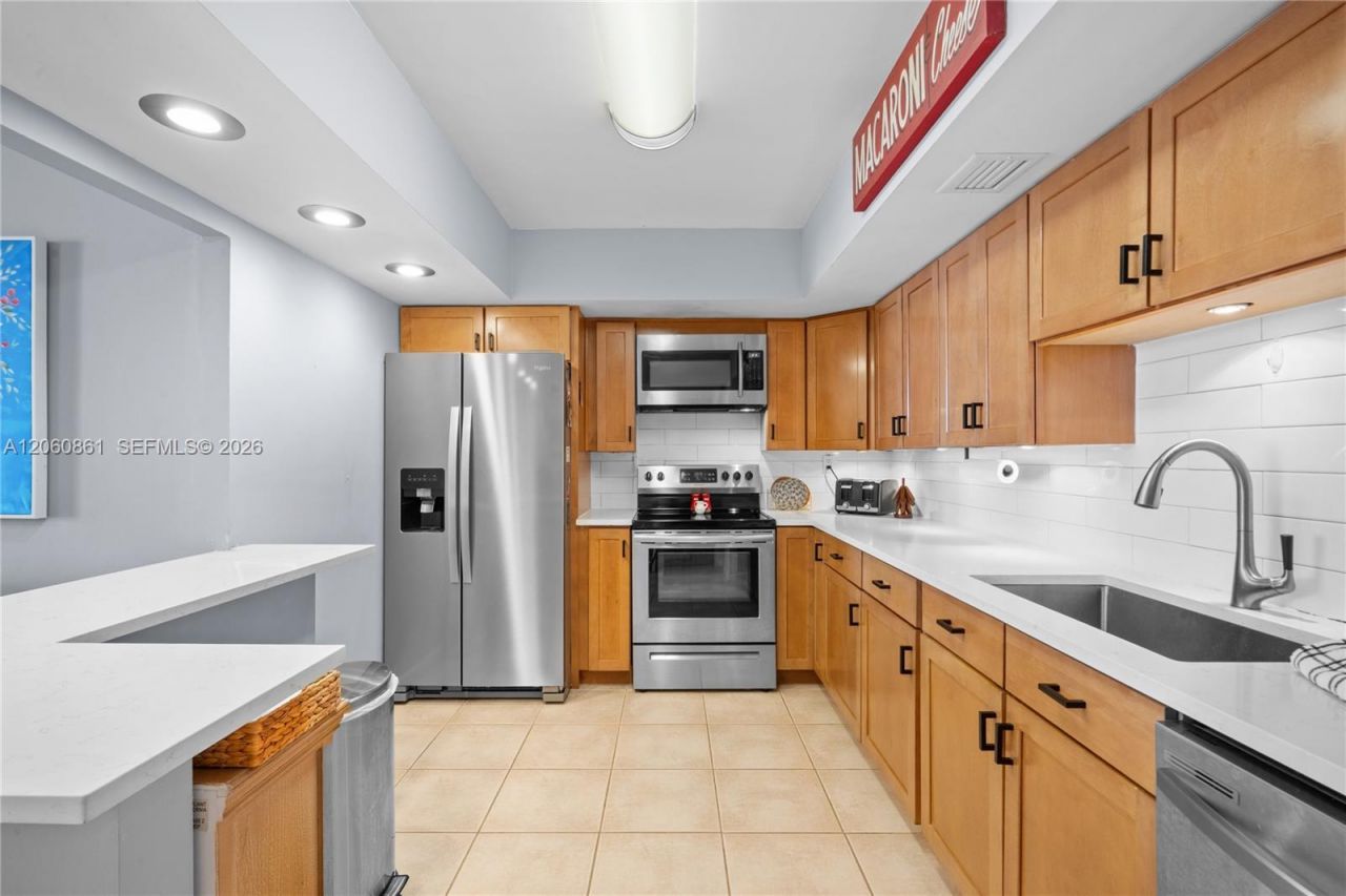 600 Three Islands Blvd, Unit 911, Hallandale Beach, FL 33009 Photo