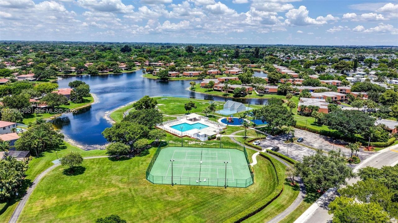 1603 E Harmony Lake Cir, Davie, FL 33324 Photo