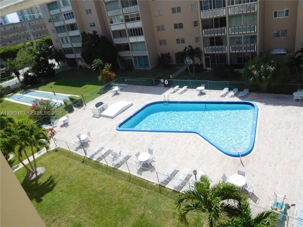 319 NE 14th Ave, Unit 702, Hallandale Beach, FL 33009 Photo