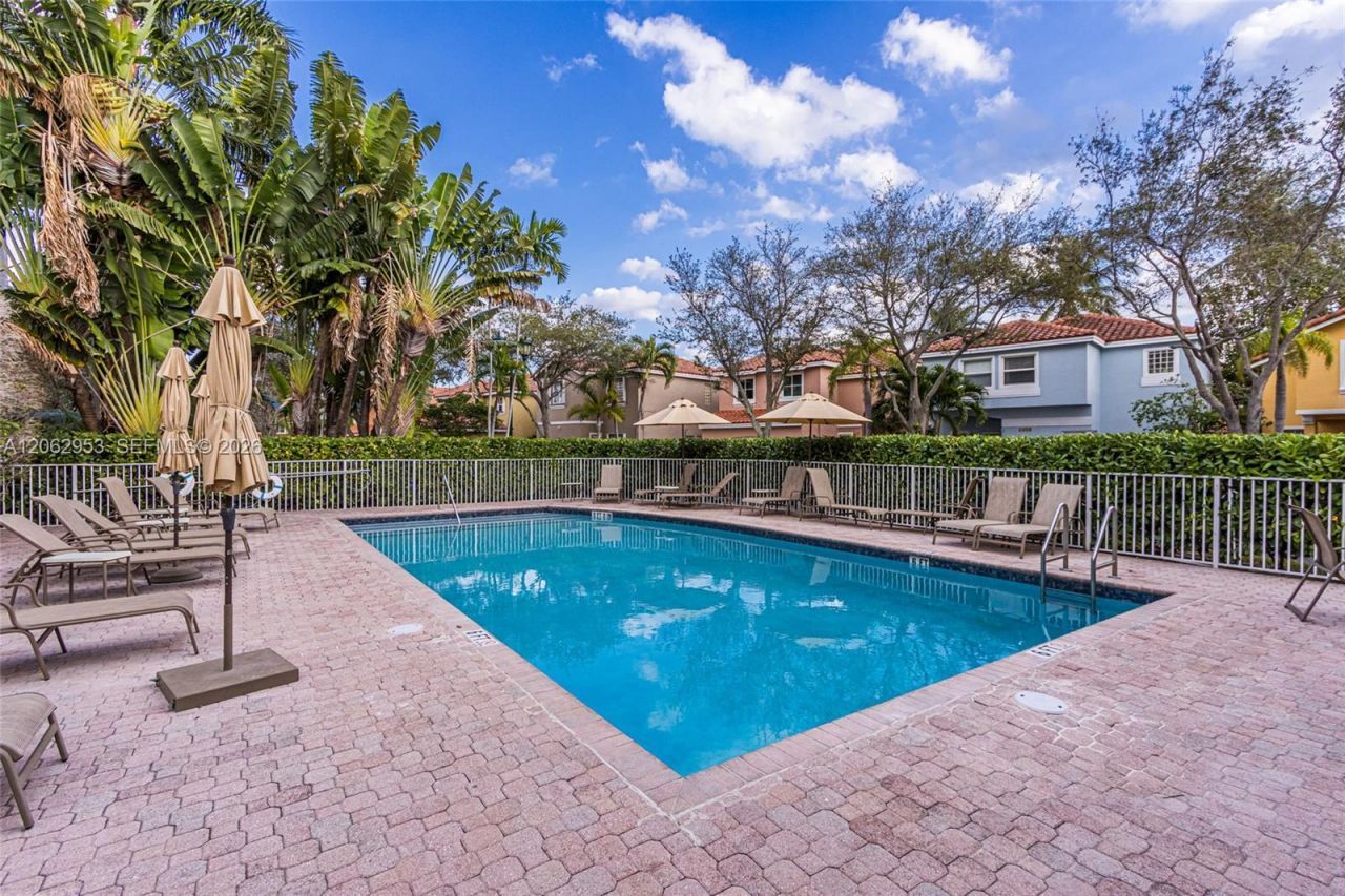 1540 N Trafalgar Cir, Hollywood, FL 33020 Photo