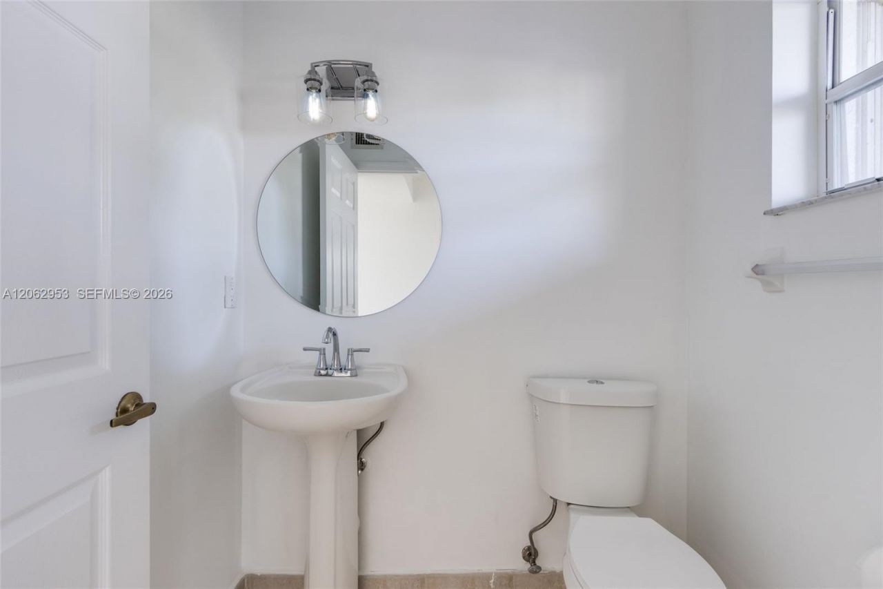 1540 N Trafalgar Cir, Hollywood, FL 33020 Photo
