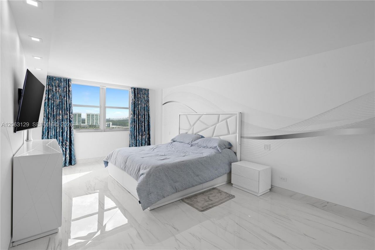 250 174th St, Unit 1803, Sunny Isles Beach, FL 33160 Photo