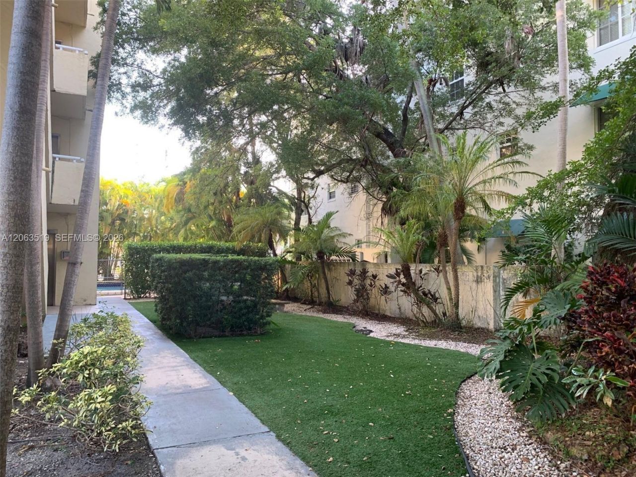 5839 SW 74th Ter, Unit 201, South Miami, FL 33143 Photo