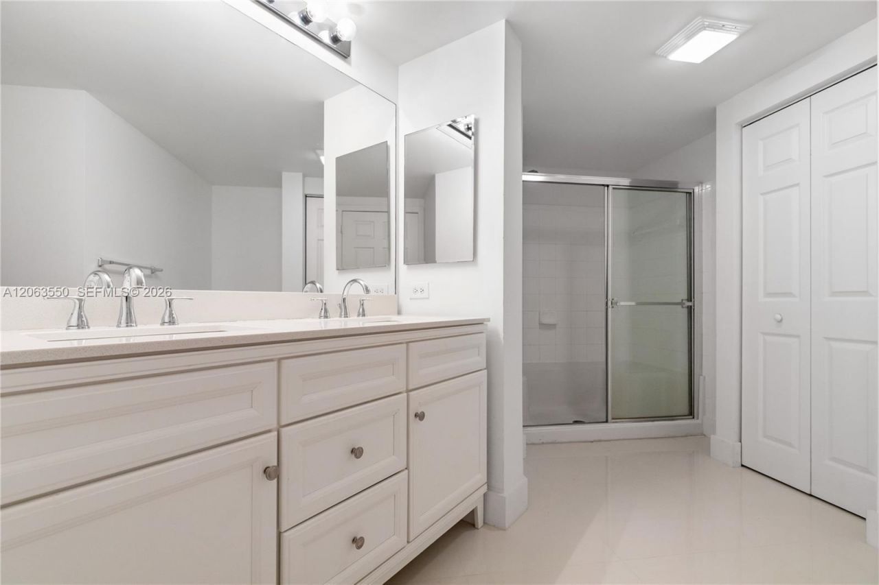 17100 N Bay Rd , Unit 1712, Sunny Isles Beach, FL 33160 Photo