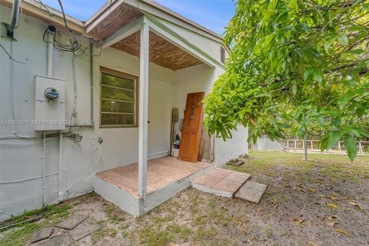 2001 NW 51st St, Miami, FL 33142 Photo