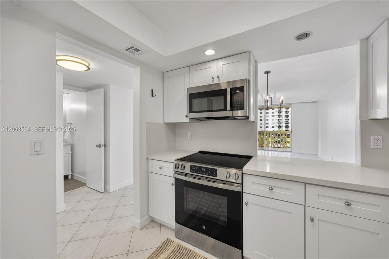 1825 S Ocean Dr, Unit 313, Hallandale Beach, FL 33009 Photo