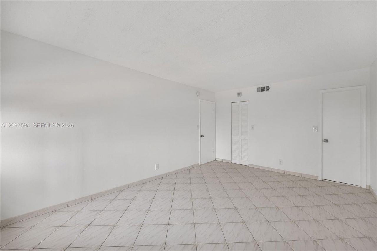 1825 S Ocean Dr, Unit 313, Hallandale Beach, FL 33009 Photo