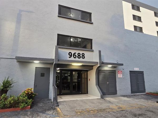 9688 Fontainebleau Blvd, Unit 404, Miami, FL 33172