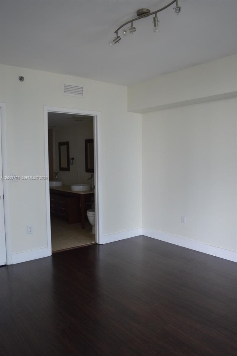 475 Brickell Ave , Unit 1814, Miami, FL 33131 Photo