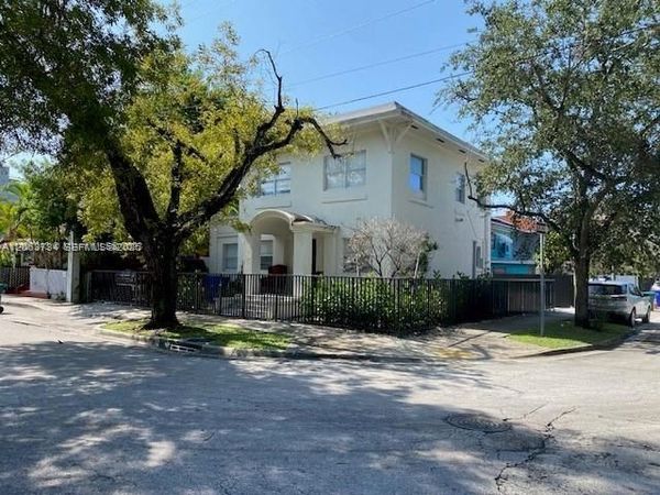 876 SW 2nd St , Miami, FL 33130
