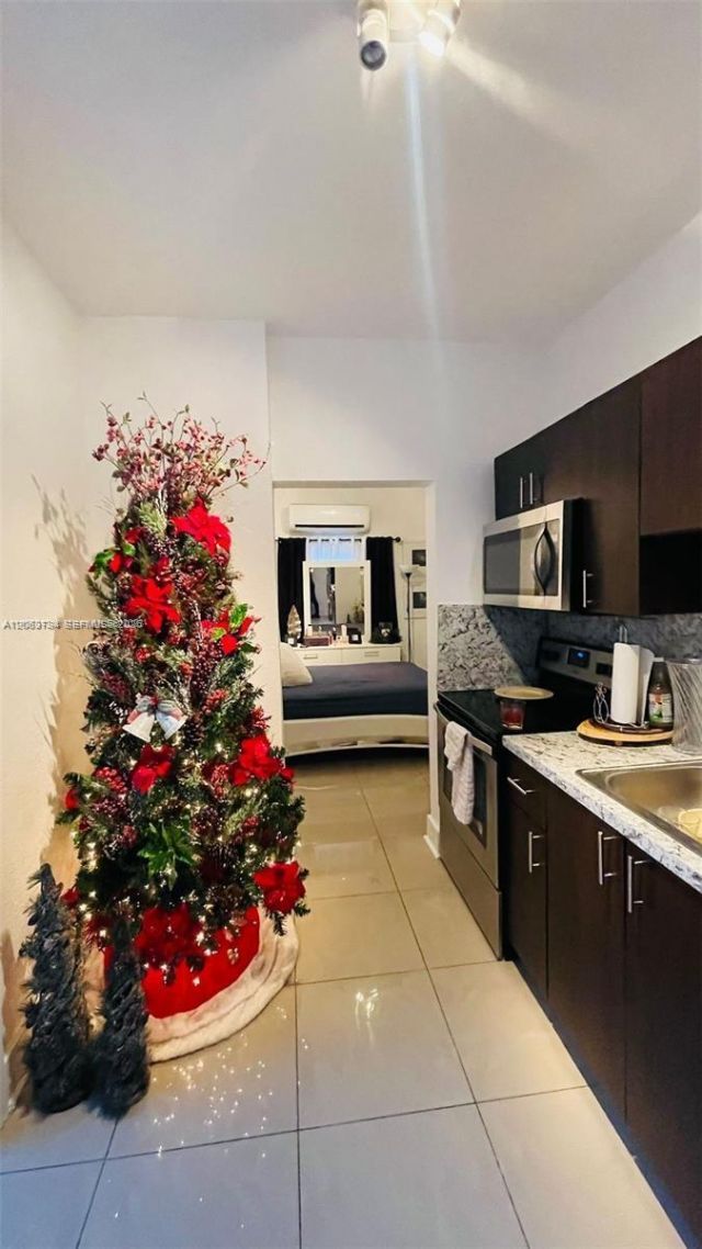 876 SW 2nd St , Miami, FL 33130 Photo
