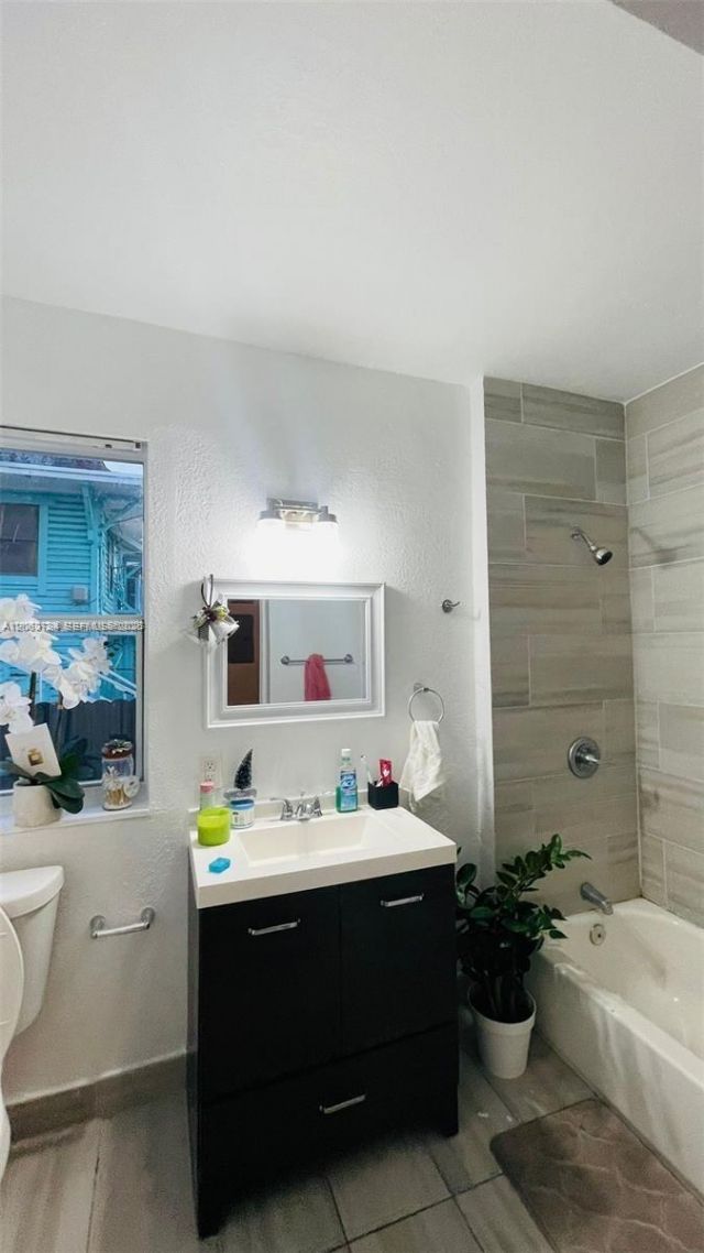 876 SW 2nd St , Miami, FL 33130 Photo