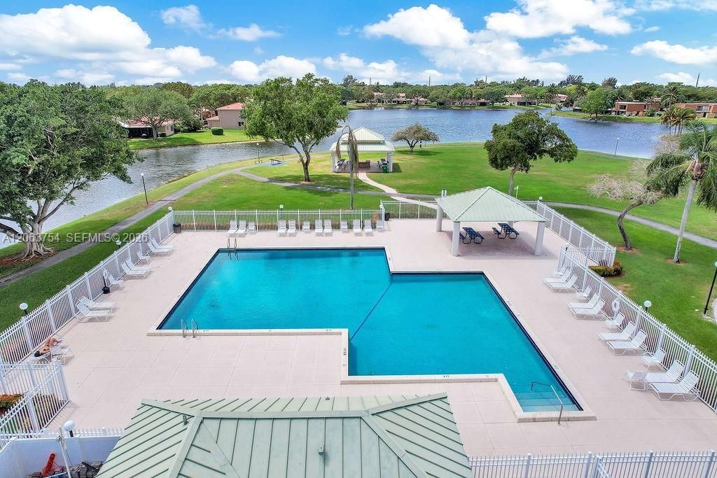 1623 E Harmony Lake Cir, Davie, FL 33324 Photo