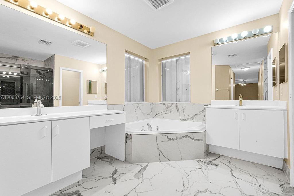 1623 E Harmony Lake Cir, Davie, FL 33324 Photo