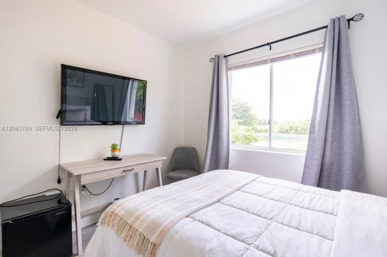 925 SW 8th St, Unit A, Hallandale Beach, FL 33009 Photo