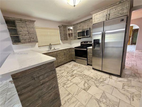 320 NW 61st Ave , Miami, FL 33126