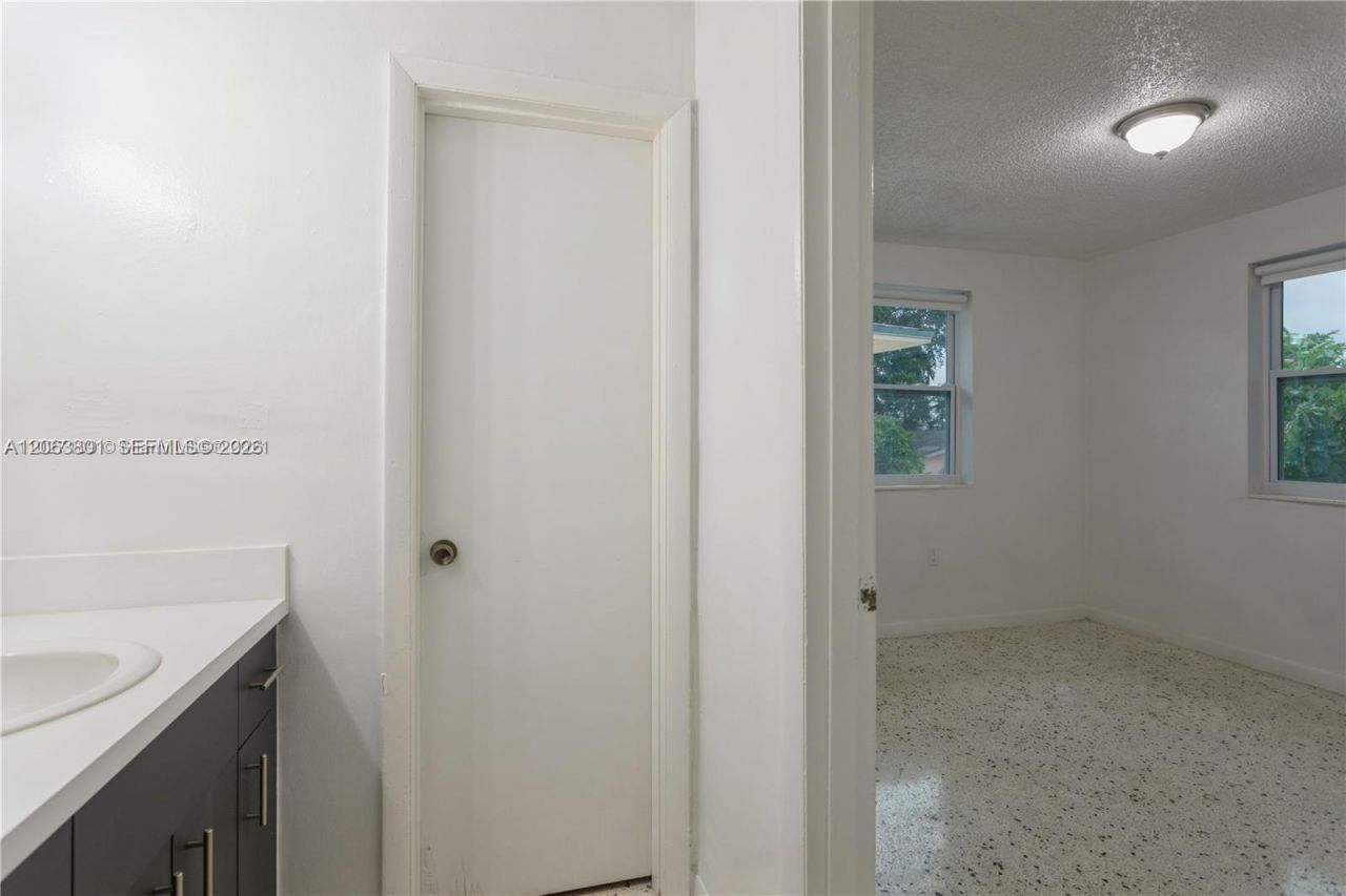 3290 NW 4th St, Unit 3290, Miami, FL 33125 Photo