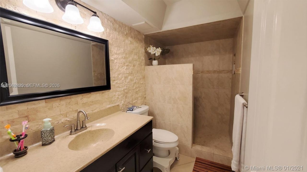 40 Wimbledon Lake Dr, Unit 216, Plantation, FL 33324 Photo