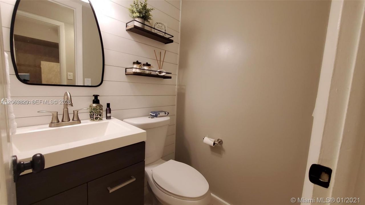 40 Wimbledon Lake Dr, Unit 216, Plantation, FL 33324 Photo